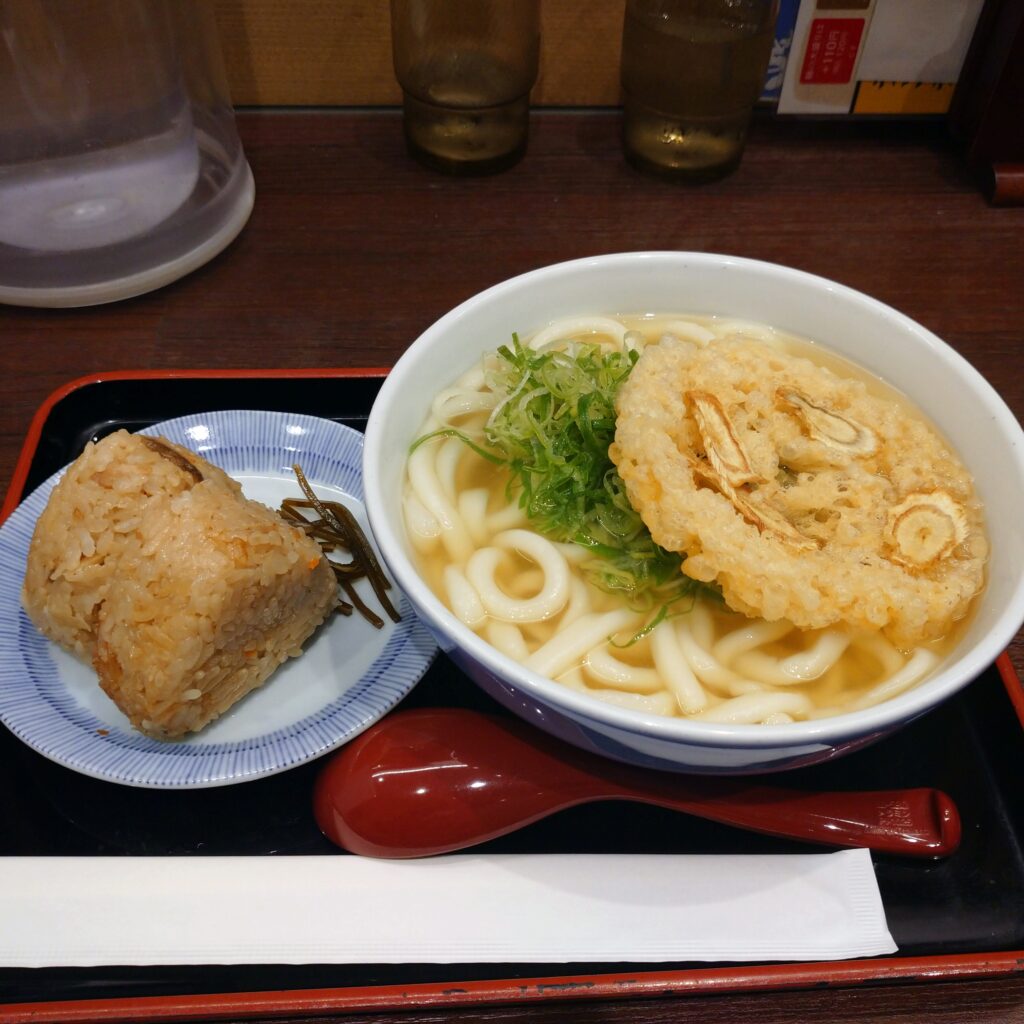 ごぼう天うどんとかしわ飯のおにぎりの写真です。