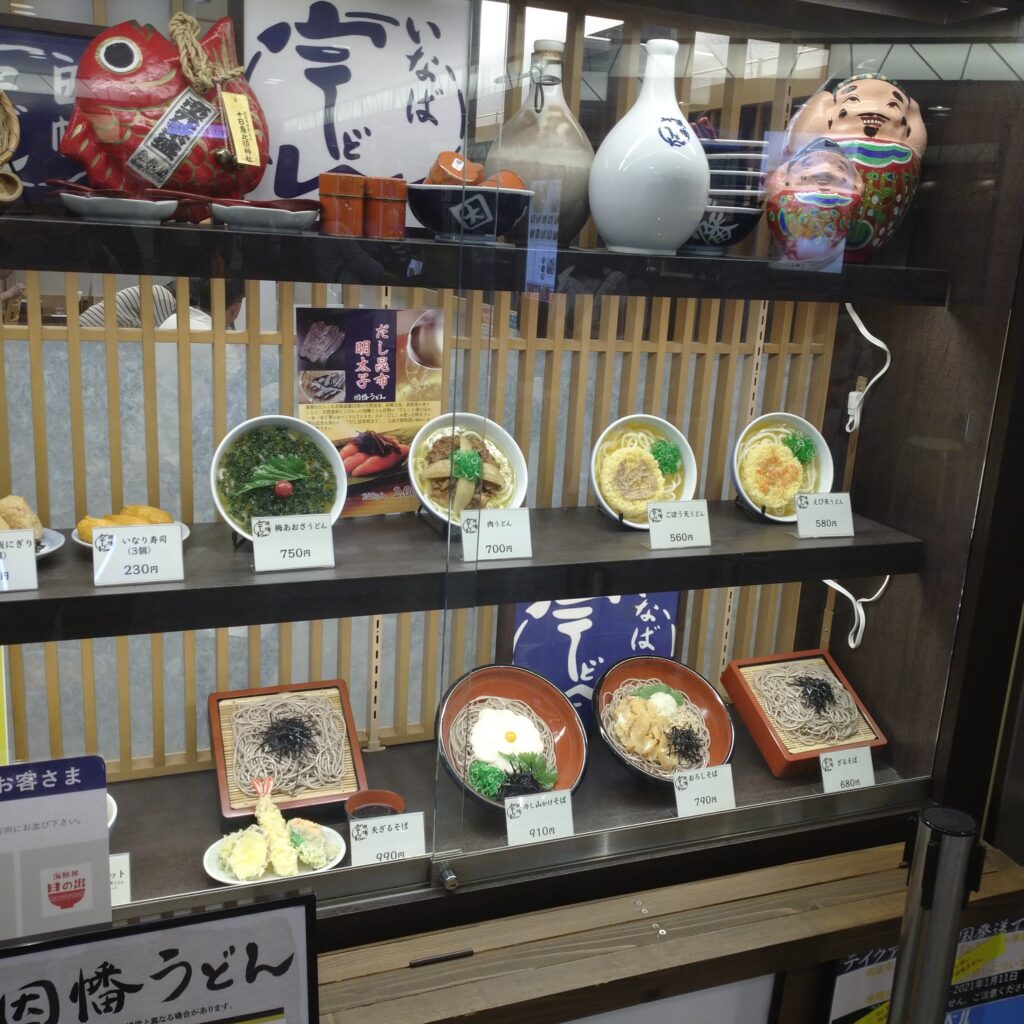 外にディスプレーされている食品のサンプル