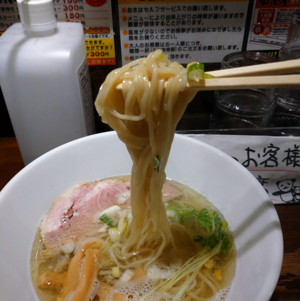 ストレーと麺を上げている様子