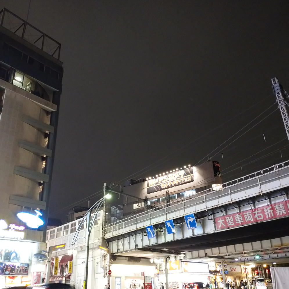 駅を出て左前方の風景、線路が見えます