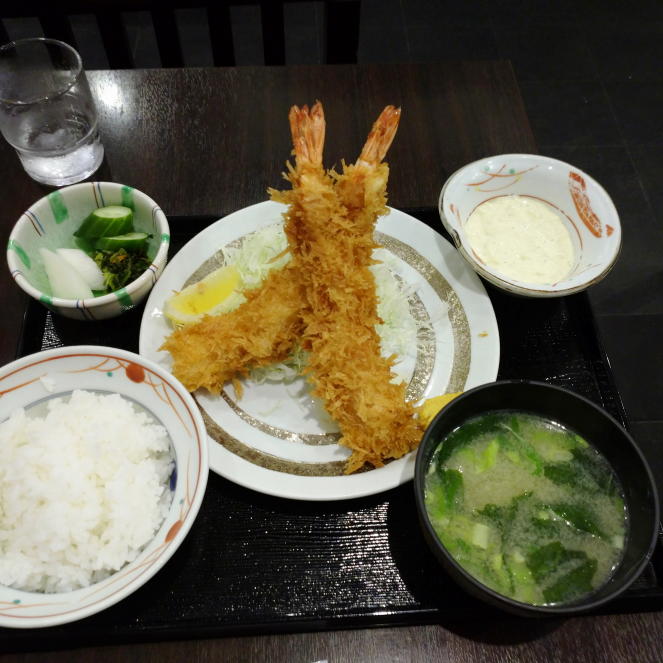 大振りのエビが２本ついたエビフライ定食