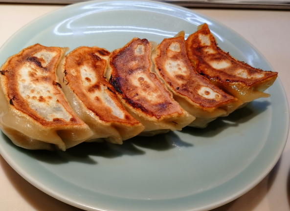 良い感じに焼けた餃子の様子