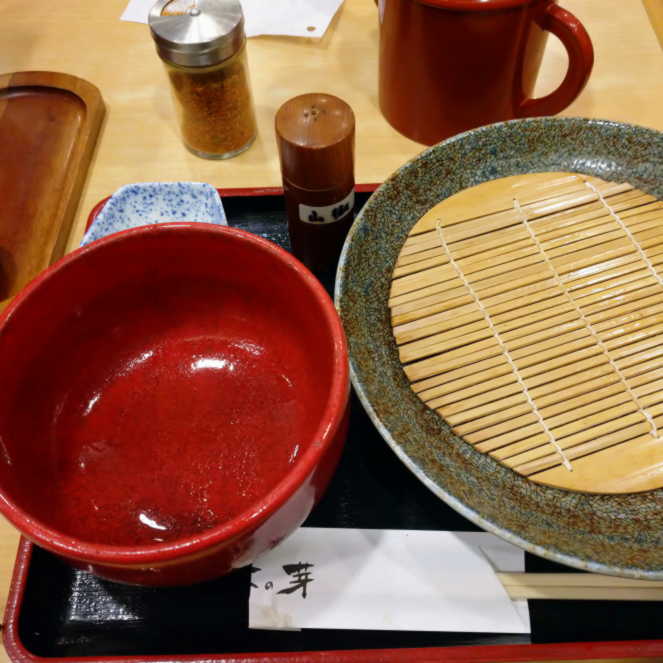 完食して空のそば皿とつけ汁が入っていた器