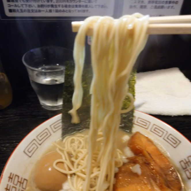 すすりやすい長さのストレート麺の麺上げの様子