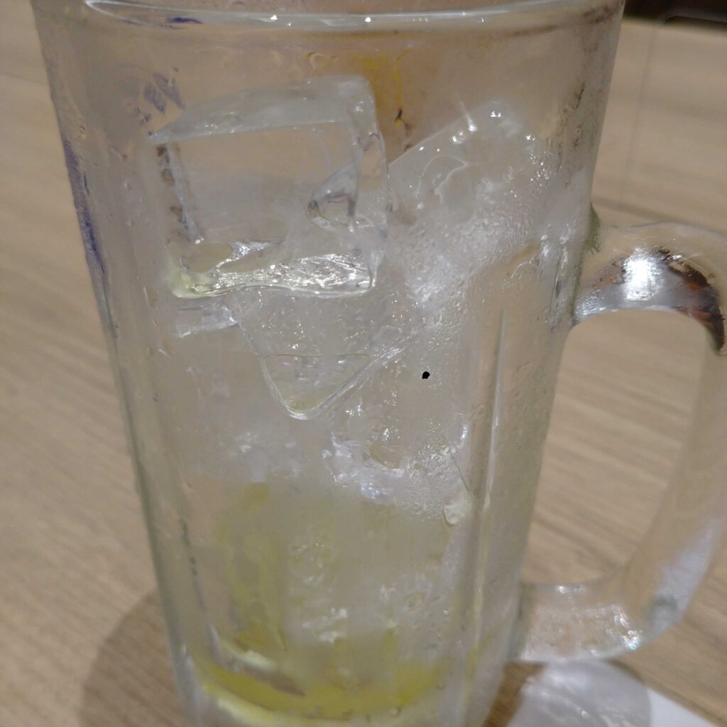 飲み終わり氷がたくさん残ったオロポのジョッキ