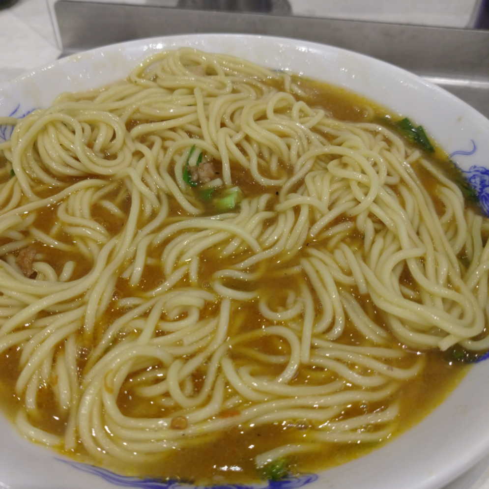 ニラを麺で覆い熱を加えている様子