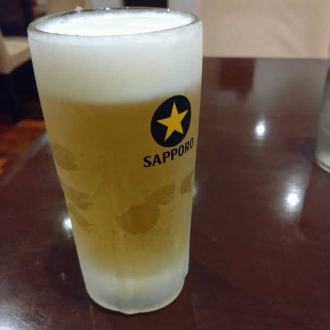 まずはビールでノドを潤します